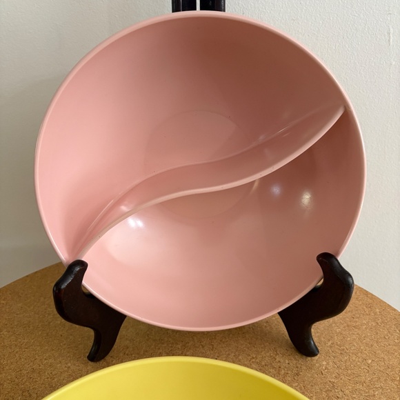 Pair of Vintage Mid-Century Marcrest Melmac Divided Bowls - Yellow & Pink - Picture 3 of 15